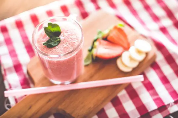 Mister Pink is een superfood ontbijt wat aardbeien en goji bessen combineert tot een heerlijke ontbijt shake.