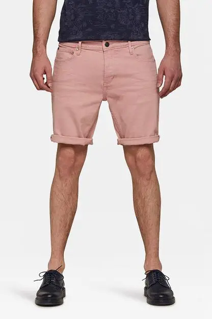Tip: deze roze denim shorts voor mannen van WE Fashion.
