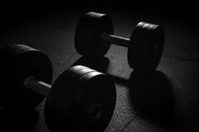Wat zijn de beste biceps oefeningen voor thuis? Je leest het hier.